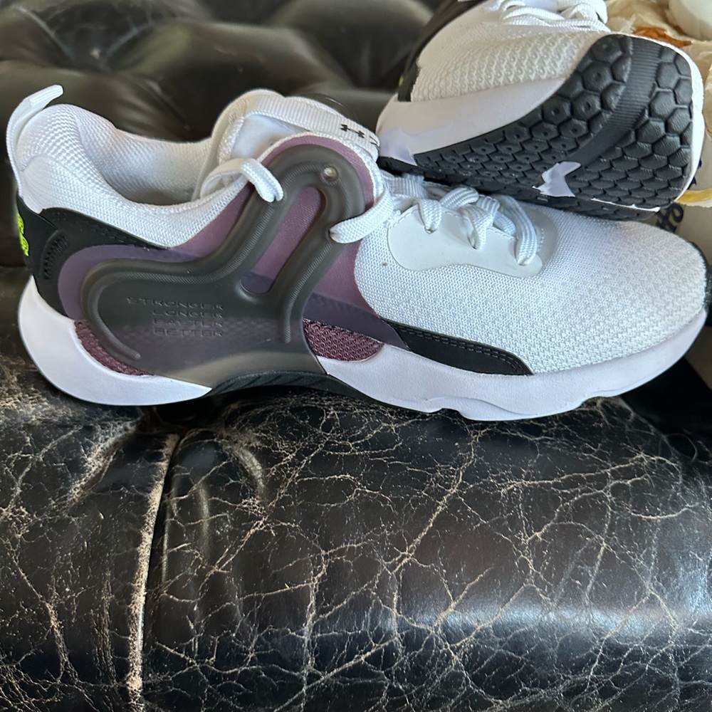 NEW Under Armour size 8 awesome shoes